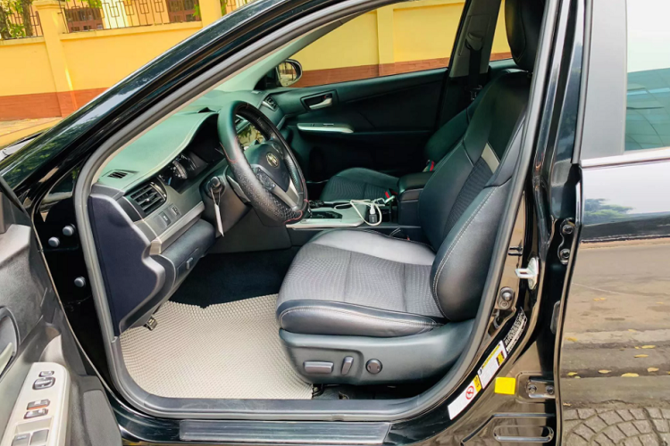 Sau khoảng 8 năm sử dụng, Toyota Camry 2.5 SE đời 2012 được chào bán lại với giá dễ chịu hơn khoảng 800 triệu đồng, mức giá ngang tầm một mẫu sedan hạng C. Tầm giá này người tiêu dùng hoàn toàn có thể ‘’tậu’’ một chiếc Toyota Corolla Altis 2020 mới hoặc tìm mua “Cam Việt” đời 2018!