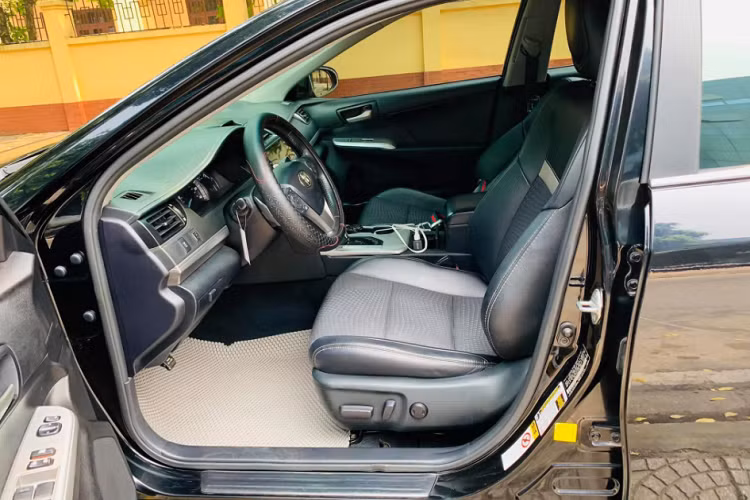 Sau khoảng 8 năm sử dụng, Toyota Camry 2.5 SE đời 2012 được chào bán lại với giá dễ chịu hơn khoảng 800 triệu đồng, mức giá ngang tầm một mẫu sedan hạng C. Tầm giá này người tiêu dùng hoàn toàn có thể ‘’tậu’’ một chiếc Toyota Corolla Altis 2020 mới hoặc tìm mua “Cam Việt” đời 2018!