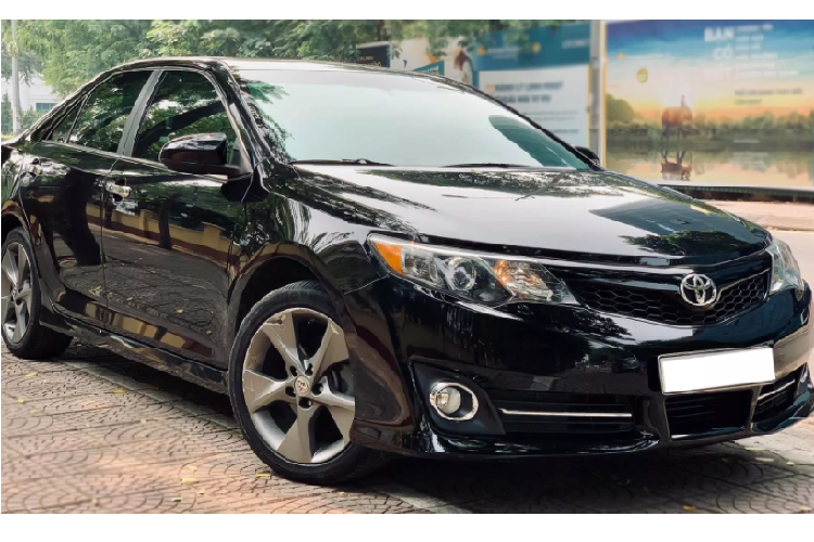 Những chiếc Toyota Camry nhập Mỹ luôn có một sức hấp dẫn riêng đối với một nhóm nhỏ khách hàng Việt. Camry SE là một phiên bản thể thao, trong nhiều phiên bản của dòng xe Camry nhập Mỹ từng được đưa về Việt Nam cách đây nhiều năm.