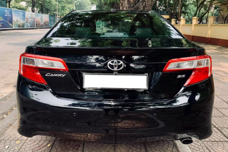 Camry SE được trang bị màn hình giải trí “zin” 6,1 inch tích hợp camera lùi, đi kèm với và 6 loa. Ghế ngồi bọc da pha Ultrasuede với đường chỉ khâu nổi bật. Vô lăng tích hợp lẫy chuyển số, nút điều khiển âm thanh và Bluetooth được bọc da.