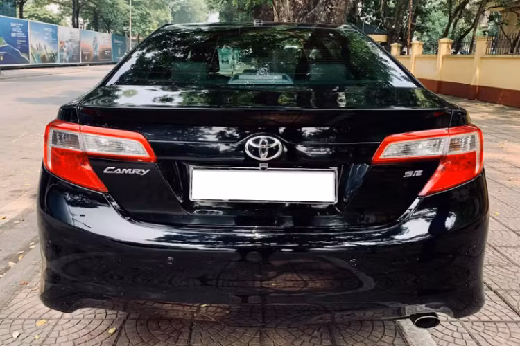 Camry SE được trang bị màn hình giải trí “zin” 6,1 inch tích hợp camera lùi, đi kèm với và 6 loa. Ghế ngồi bọc da pha Ultrasuede với đường chỉ khâu nổi bật. Vô lăng tích hợp lẫy chuyển số, nút điều khiển âm thanh và Bluetooth được bọc da.