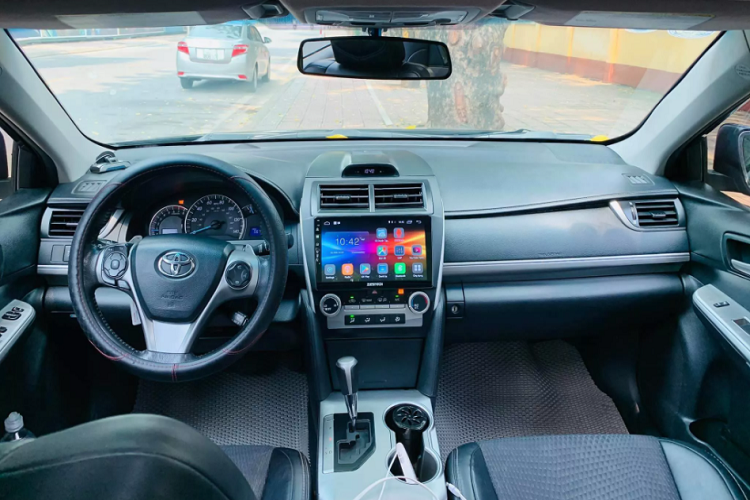 Toyota Camry nhập Mỹ thường có giá bán rất cao tại thị trường Việt là một điều không quá xa lạ với người chơi xe. Chính vì thế, những khách hàng sử dụng Camry Mỹ thường có điều kiện kinh tế khá giả và có một tình cảm đặc biệt với thương hiệu xe Toyota.