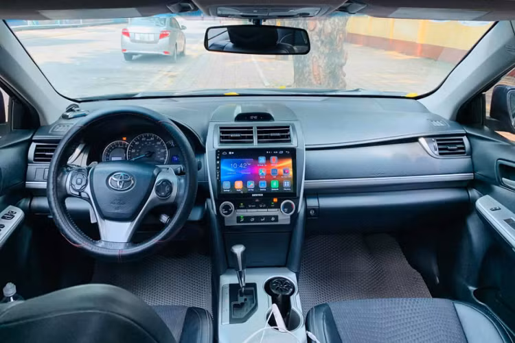 Toyota Camry nhập Mỹ thường có giá bán rất cao tại thị trường Việt là một điều không quá xa lạ với người chơi xe. Chính vì thế, những khách hàng sử dụng Camry Mỹ thường có điều kiện kinh tế khá giả và có một tình cảm đặc biệt với thương hiệu xe Toyota.