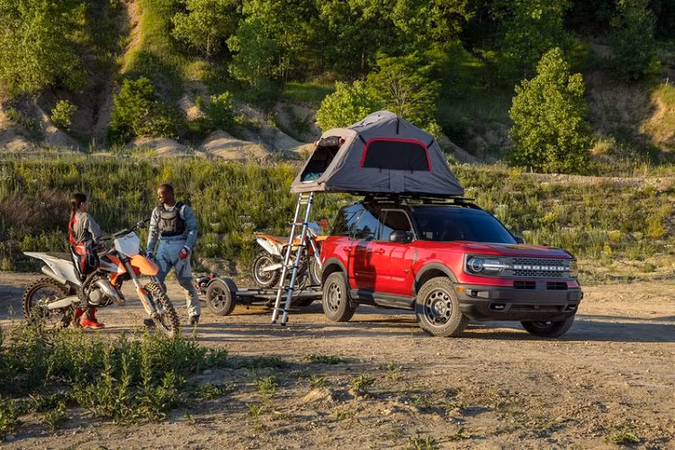 Cả hai đều kết hợp với hộp số tự động 8 cấp, riêng bản 2.0L sẽ có lẫy chuyển số tích hợp trên vô lăng.