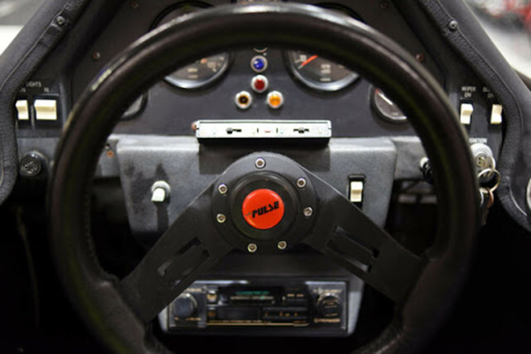 Dựa theo thông tin quảng cáo sản phẩm, nó có 17.817 km trên đồng hồ công tơ mét, kèm theo hai bộ chìa khóa, thanh đòn kéo xe, và giấy tờ lịch sử xe. Người bán cũng nói rằng chiếc xe mới được mang đi bảo dưỡng gần đây với bộ dây curoa mới, cũng như hệ thống lốp xe mới.