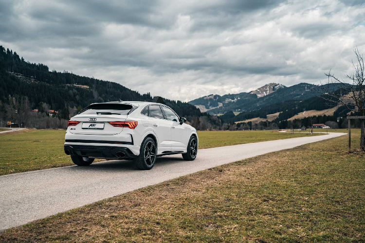 Audi RS Q3 Sportback 2020 mới trang bị động xăng 5 cyl 2.5L tăng áp sản sinh công suất 394 mã lực và momen xoắn cực đại 480 Nm. Sức mạnh được gửi đến 4 bánh thông qua hệ dẫn động Quattro và hộp số ly hợp kép 7 cấp độ.