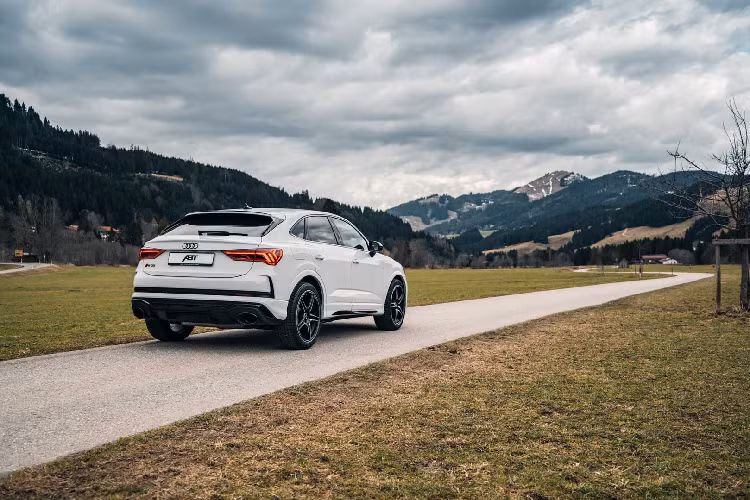 Audi RS Q3 Sportback 2020 mới trang bị động xăng 5 cyl 2.5L tăng áp sản sinh công suất 394 mã lực và momen xoắn cực đại 480 Nm. Sức mạnh được gửi đến 4 bánh thông qua hệ dẫn động Quattro và hộp số ly hợp kép 7 cấp độ.