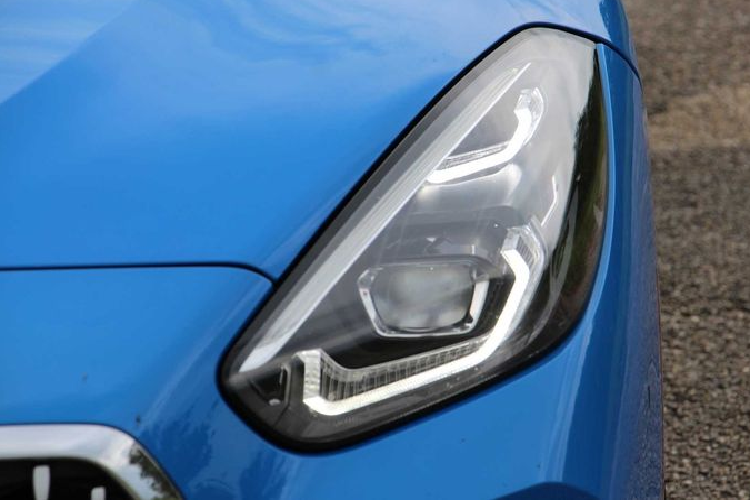 Khoang nội thất của Z4 vẫn tiếp tục đảm bảo được sự hấp dẫn và thu hút khi kế thừa những tinh hoa trong thiết kế từ những “người anh em” BMW. Chất liệu SensaTec giả da màu đen bao phủ lấy toàn bộ khu vực taplo, trong khi đó trang bị ghế ngồi lại được bọc bằng da Vernasca màu trắng, đem lại cảm giác sang trọng và lịch lãm.