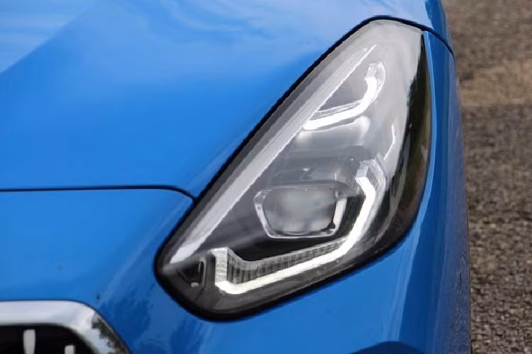 Khoang nội thất của Z4 vẫn tiếp tục đảm bảo được sự hấp dẫn và thu hút khi kế thừa những tinh hoa trong thiết kế từ những “người anh em” BMW. Chất liệu SensaTec giả da màu đen bao phủ lấy toàn bộ khu vực taplo, trong khi đó trang bị ghế ngồi lại được bọc bằng da Vernasca màu trắng, đem lại cảm giác sang trọng và lịch lãm.