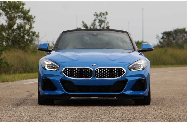 Nhìn chung, chiếc BMW Z4 sDrive30i mới mang lại vẻ sắc nét và năng động ở mọi góc nhìn, đặc biệt là trong màu sơn Misano Blue cùng bộ mâm M Sport kích cỡ 19 inch. Chi tiết hốc gió màu đen ngang hông, nằm ngay phía sau bánh trước càng làm tôn lên vẻ đẹp thể thao cho Z4.