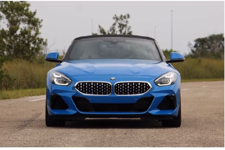 Nhìn chung, chiếc BMW Z4 sDrive30i mới mang lại vẻ sắc nét và năng động ở mọi góc nhìn, đặc biệt là trong màu sơn Misano Blue cùng bộ mâm M Sport kích cỡ 19 inch. Chi tiết hốc gió màu đen ngang hông, nằm ngay phía sau bánh trước càng làm tôn lên vẻ đẹp thể thao cho Z4.