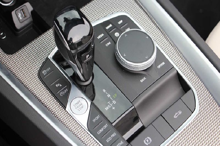 Hệ thống kết nối không dây Apple CarPlay của BMW luôn được đánh giá rất cao bởi khả năng kết nối ổn định và dễ dàng sử dụng. Tuy nhiên, hệ thống kết nối trên Z4 lại không thực sự tốt khi chưa đem lại những phản hồi ổn định.