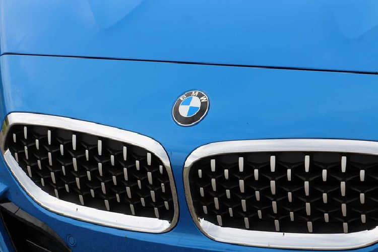 Với hệ thống treo Adaptive M bao gồm trong option 700$ và sự phân bổ trọng lượng hoàn hảo 50/50, Z4 đem lại cảm giác lái rất ổn định và cân bằng. Nó nhanh nhạy, linh hoạt và mạnh mẽ, đầy đủ khả năng để cạnh tranh trực tiếp với các dòng xe cùng phân khúc. Ngoài ra, BMW Z4 sDrive30i còn được đánh giá cao bởi sở hữu trọng lượng nhẹ, chỉ khoảng 1491 kg.