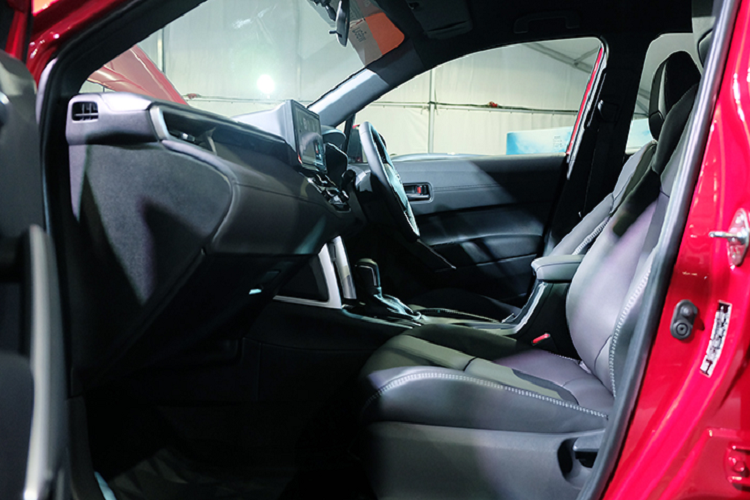 Về an toàn, Toyota Corolla Cross tiêu chuẩn sẽ được trang bị: hệ thống chống bó cứng phanh ABS, phân bổ lực phanh điện tử EBD, hỗ trợ phanh BA, cân bằng điện tử VSC, chống trượt TRC, hỗ trợ khởi hành ngang dốc, ga tự động, camera lùi, móc ghế trẻ em chuẩn ISOFIX, 7 túi khí (2 trước, 2 rèm, 2 hông, 1 đầu gối ghế tài).