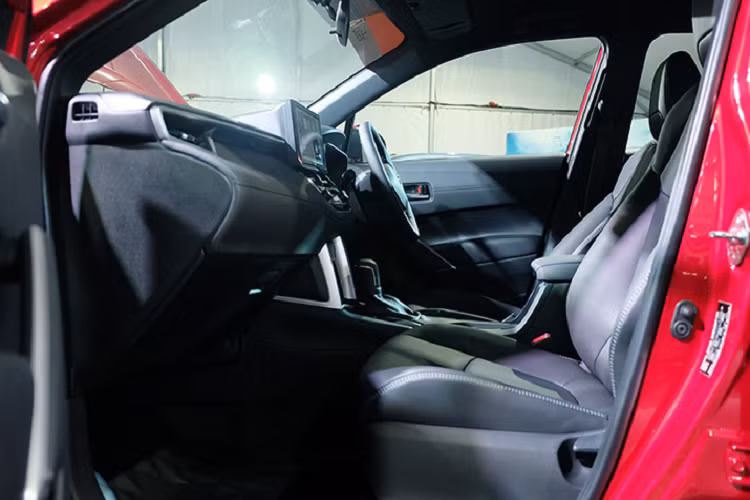 Về an toàn, Toyota Corolla Cross tiêu chuẩn sẽ được trang bị: hệ thống chống bó cứng phanh ABS, phân bổ lực phanh điện tử EBD, hỗ trợ phanh BA, cân bằng điện tử VSC, chống trượt TRC, hỗ trợ khởi hành ngang dốc, ga tự động, camera lùi, móc ghế trẻ em chuẩn ISOFIX, 7 túi khí (2 trước, 2 rèm, 2 hông, 1 đầu gối ghế tài).