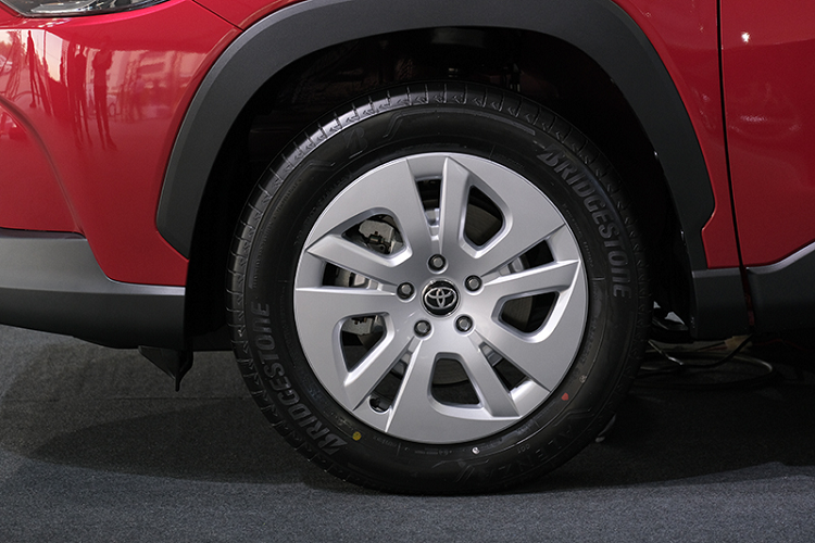 Toyota Corolla Cross có kích thước Dài x Rộng x Cao: 4,460 x 1,825 x 1,620 mm, cùng chiều dài cơ sở: 2.640 mm và khoảng sáng gầm: 161 mm. Phiên bản 1.8 Sport sẽ sử dụng đèn pha halogen có Projector với dải đèn chạy ban ngày LED, đèn hậu và đèn phanh LED.