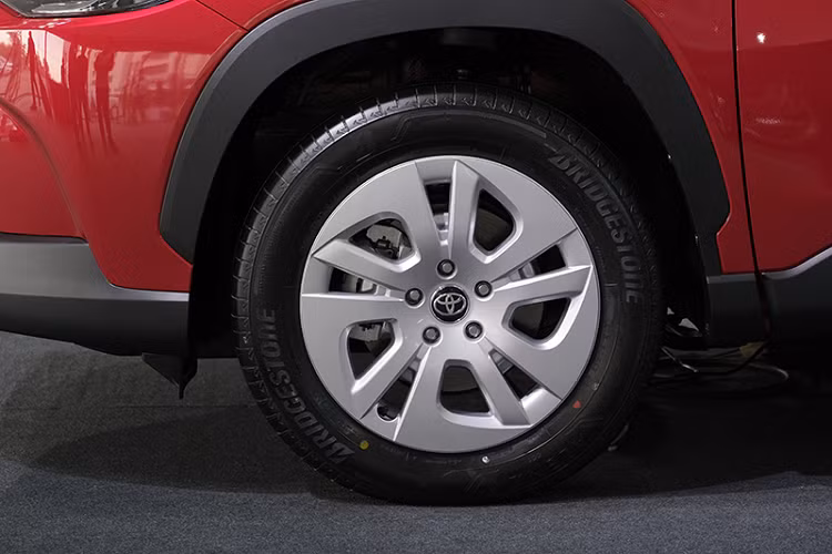 Toyota Corolla Cross có kích thước Dài x Rộng x Cao: 4,460 x 1,825 x 1,620 mm, cùng chiều dài cơ sở: 2.640 mm và khoảng sáng gầm: 161 mm. Phiên bản 1.8 Sport sẽ sử dụng đèn pha halogen có Projector với dải đèn chạy ban ngày LED, đèn hậu và đèn phanh LED.