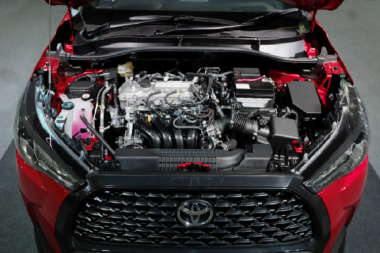 Phiên bản 1.8 máy xăng này được trang bị mâm nhỏ hơn bản hybrid, chỉ 17 inch cùng bộ lốp 215/60 R17. "Dàn chân" cũng dùng loại mâm thường không phay với thiết kế 5 chấu. Toyota Corolla Cross 1.8 Sport sử dụng động cơ xăng 1.8L 4 xy lanh, Dual VVT-i, cho công suất 140 mã lực tại vòng tua 6.000 vòng/phút và mô men xoắn cực đại 177 Nm tại vòng tua 4.000 vòng/phút. Đi cùng là hộp số vô cấp Super CVT-i.