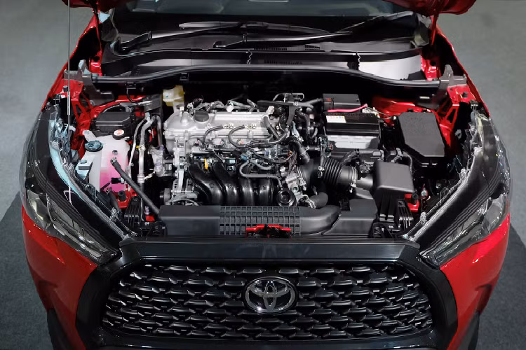 Phiên bản 1.8 máy xăng này được trang bị mâm nhỏ hơn bản hybrid, chỉ 17 inch cùng bộ lốp 215/60 R17. "Dàn chân" cũng dùng loại mâm thường không phay với thiết kế 5 chấu. Toyota Corolla Cross 1.8 Sport sử dụng động cơ xăng 1.8L 4 xy lanh, Dual VVT-i, cho công suất 140 mã lực tại vòng tua 6.000 vòng/phút và mô men xoắn cực đại 177 Nm tại vòng tua 4.000 vòng/phút. Đi cùng là hộp số vô cấp Super CVT-i.