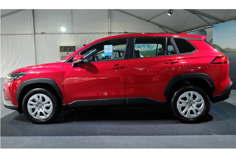 Như vậy, có thể thấy Corolla Cross bản 1.8 Sport có đèn pha và mâm xe không được hấp dẫn cho lắm nhưng nội thất vẫn trang bị tiện nghi tốt, đặc biệt là các tính năng an toàn cơ bản khá đầy đủ. Toyota Corolla Cross 2020 dự đoán sẽ là đối thủ đáng gờm trong phân khúc xe CUV đô thị, cạnh tranh cùng các dòng Honda HR-V hay Kia Seltos sắp tới.