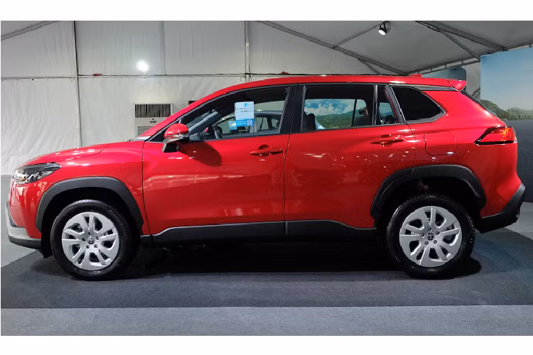 Như vậy, có thể thấy Corolla Cross bản 1.8 Sport có đèn pha và mâm xe không được hấp dẫn cho lắm nhưng nội thất vẫn trang bị tiện nghi tốt, đặc biệt là các tính năng an toàn cơ bản khá đầy đủ. Toyota Corolla Cross 2020 dự đoán sẽ là đối thủ đáng gờm trong phân khúc xe CUV đô thị, cạnh tranh cùng các dòng Honda HR-V hay Kia Seltos sắp tới.