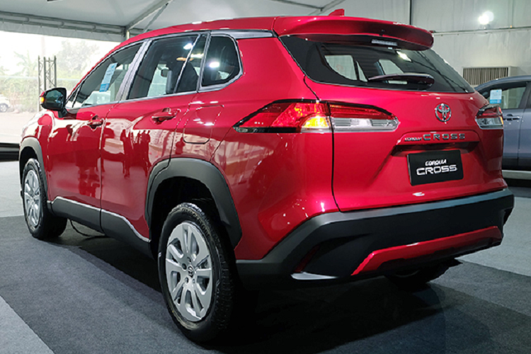 Ngoại hình Toyota Corolla Cross thể thao và trẻ trung. Xe có lưới tản nhiệt lớn theo phong cách RAV4 với màu đen.