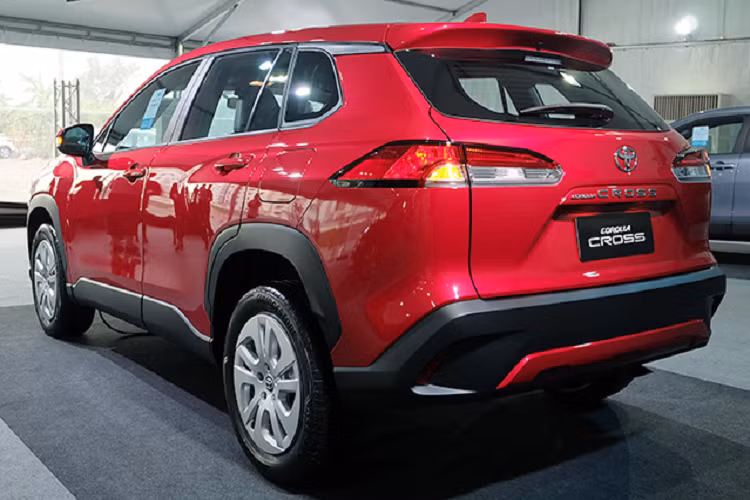 Ngoại hình Toyota Corolla Cross thể thao và trẻ trung. Xe có lưới tản nhiệt lớn theo phong cách RAV4 với màu đen.