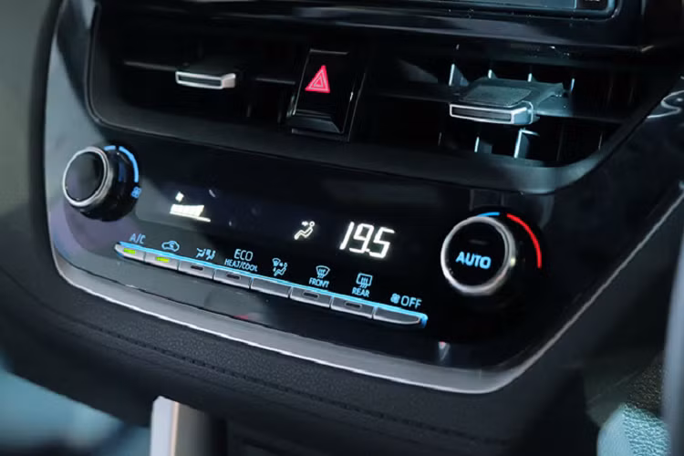 Tiện nghi xe sở hữu chìa khóa thông minh Keyless Entry và khởi động bằng nút bấm. Màn hình trung tâm cảm ứng 9 inch tiêu chuẩn, tương thích Apple CarPlay / Android Auto. Cạnh bên là màn hình cụm đồng hồ TFT 4.2 inch. Xe có cổng sạc USB cho hàng ghế sau, kết nối Bluetooth, 6 loa...