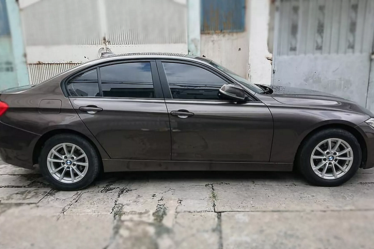 Sau khi BMW giới thiệu và bán ra 3 Series thế hệ mới (G20), thì 3 Series thế hệ cũ (F30) đã qua sử dụng nay có giá bán dễ tiếp cận hơn trước. Đơn cử chiếc BMW 320i đời 2012 trong bài viết này đang được chào bán với giá 680 triệu đồng, tương đương giá bán của một chiếc Hyundai Elantra. Tại thời điểm năm 2012, giá xe BMW 320i được phân phối chính hãng khoảng 1,4 tỷ đồng, nhưng đến nay, sau 8 năm lăn bánh có thể thấy chiếc xe sang này đã giảm gần một nửa giá trị.