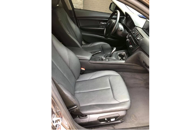 Phiên bản 320i đời 2012 của BMW 3 Series thế hệ (F30) khá “lành” vận hành bền bỉ và ít khi gặp hư hỏng vặt. So với thế hệ đàn anh E90, BMW 320i (F30) tiết kiệm nhiên liệu hơn, vận hành và cảm giác lái nhẹ nhàng hơn, đồng thời kiểu dáng thiết kế xe khá hiện đại, chưa cho cảm giác “lỗi thời”.