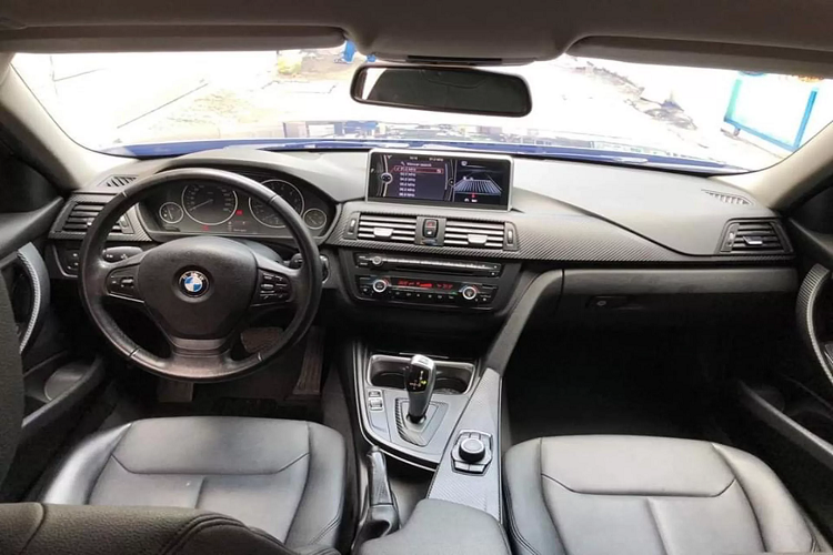 Nếu chi phí cho phép, BMW 320i đời 2012 thế hệ (F30) là một lựa chọn dễ chơi hơn những dòng 3 Series thế hệ cũ như E90 hay “xế già” E46, đúng theo câu nói vui “Đời càng sâu, nỗi đau càng lớn” mà người ta hay truyền miệng nhau khi nó đến chơi xe sang Đức đời cũ.