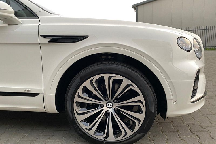 Cản trước của Bentayga 2021 cũng được làm mới, trông khỏe khoắn hơn. Trong khi đó, mâm xe mang thiết kế rất độc đáo, lạ mắt giúp tổng thể chiếc SUV siêu sang càng trở nên cuốn hút hơn.