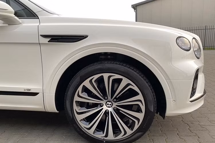 Cản trước của Bentayga 2021 cũng được làm mới, trông khỏe khoắn hơn. Trong khi đó, mâm xe mang thiết kế rất độc đáo, lạ mắt giúp tổng thể chiếc SUV siêu sang càng trở nên cuốn hút hơn.