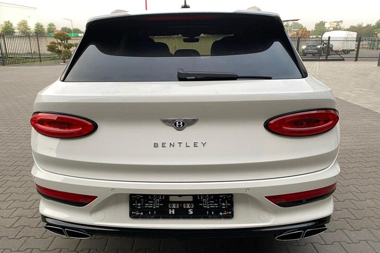 Ở phía sau, xe có cụm đèn hậu LED hình oval giống với đèn hậu trên mẫu Continental GT, lý do là vì Bentley muốn Bentayga 2021 trở nên phù hợp hơn với ngôn ngữ thiết kế mới mà Bentley đã giới thiệu trên mẫu Continental GT thế hệ thứ 3 và mẫu Flying Spur hoàn toàn mới.