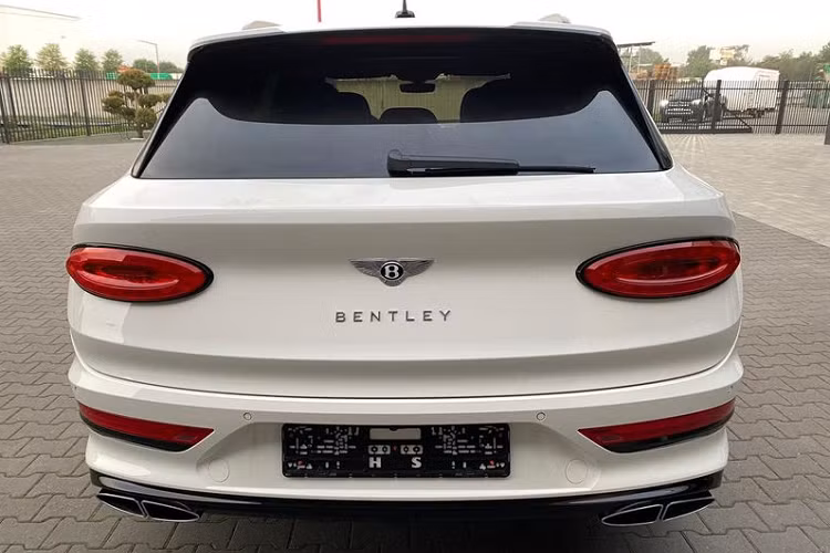 Ở phía sau, xe có cụm đèn hậu LED hình oval giống với đèn hậu trên mẫu Continental GT, lý do là vì Bentley muốn Bentayga 2021 trở nên phù hợp hơn với ngôn ngữ thiết kế mới mà Bentley đã giới thiệu trên mẫu Continental GT thế hệ thứ 3 và mẫu Flying Spur hoàn toàn mới.