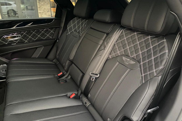 Đặc biệt, theo người rao bán xe, chiếc Bentayga 2021 này đã có tùy chọn gói Mulliner Package, giúp xe sang trọng và có tính độc quyền cao hơn. Như đã nói ở trên, giá xe Bentley Bentayga 2021 được chào bán gần 17,5 tỷ đồng, hiện chưa rõ ai sẽ là người đầu tiên chịu "xuống tiền" cho Bentayga mới nhất.