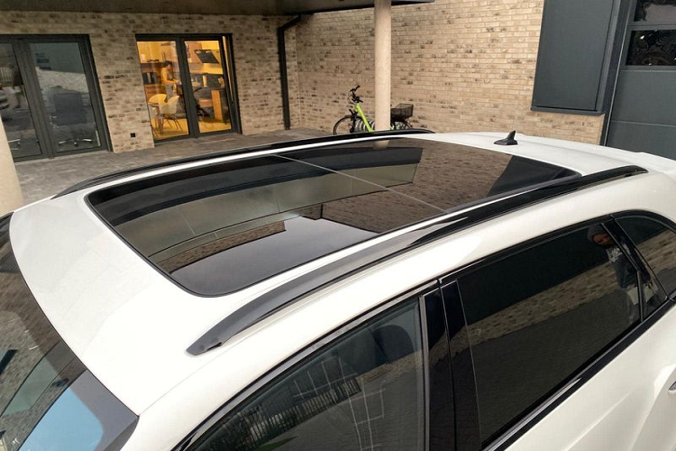 Bản facelift của Bentayga sở hữu rất nhiều nâng cấp đáng giá, trong đó, ấn tượng nhất là kiểu dáng được làm mới giúp Bentayga 2021 trở nên hấp dẫn hơn. Cụ thể, đầu SUV siêu sang Bentley Bentayga 2021 được tinh chỉnh với lưới tản nhiệt ma trận lớn hơn và trông có phần dữ dằn hơn, cụm đèn pha ma trận LED thông minh mới dù vẫn có dạng hình tròn đặc trưng, đèn ngày LED hình tròn cũng được sửa đổi