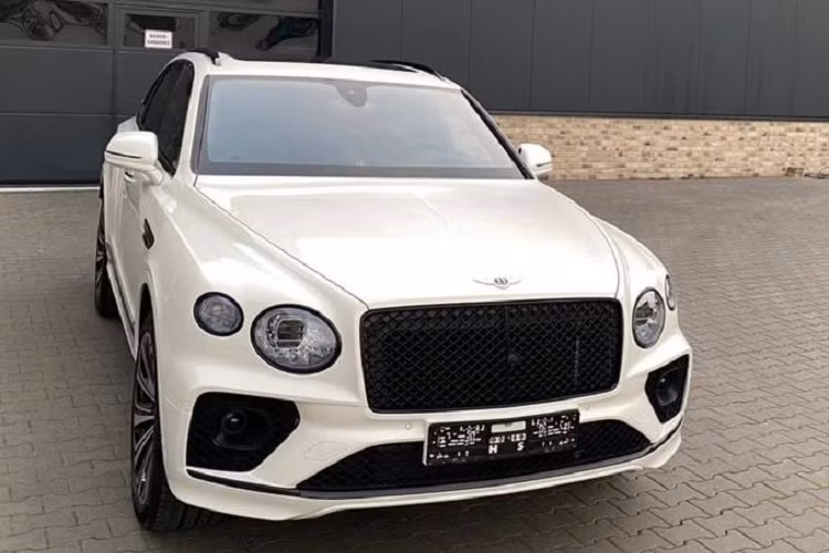 Chiếc Bentley Bentayga 2021 mới được rao bán là bản mới nhất hiện nay (tạm thời chỉ có bản V8), vừa ra mắt hồi đầu tháng 7 năm nay. Xe được trang bị động cơ V8 4.0L cho công suất 542 mã lực và mô-men xoắn cực đại 770Nm, kết hợp với hộp số tự động 8 cấp và hệ dẫn động AWD tiêu chuẩn.