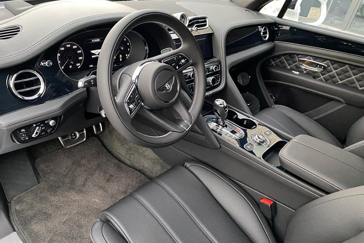 Đối với nội thất, Bentayga 2021 được nâng cấp với bảng điều khiển trung tâm mới với màn hình thông tin giải trí 10.9 inch, vô lăng thiết kế mới "vay mượn" từ Continental GT và Flying Spur.
