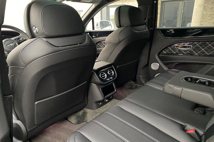 Xe còn có các ghế ngồi hoàn toàn mới, với hàng ghế sau có thêm tính năng thông gió (chỉ có trên bản cấu hình 5 chỗ). Cũng tùy từng cấu hình mà khoảng để chân của hàng ghế phía sau có thể được tăng lên tới 100 mm, mang đến sự thoải mái tối đa cho người ngồi.