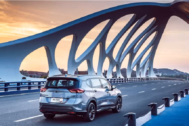 Về trang bị tiện nghi, Chevy Orlando cũng đi kèm với hệ thống thông tin giải trí trên xe MyLink + mới, tích hợp kết nối điện thoại di động với ứng dụng Onstar để hỗ trợ một loạt các tính năng và chức năng giải trí. Người dùng nhận được 100GB dịch vụ dữ liệu Onstar 4G LTE miễn phí mỗi năm.