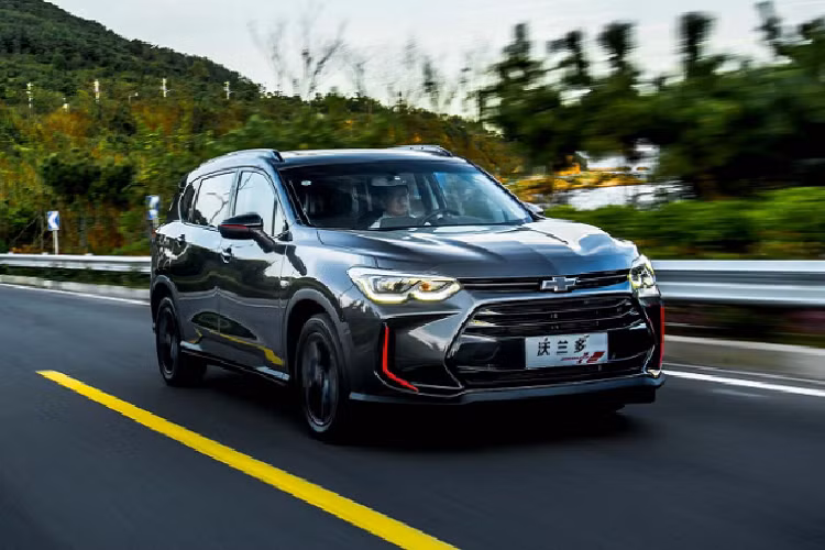 Tại Việt Nam, Chevrolet Orlando đã âm thầm rút khỏi thị trường nước ta sau nhiều năm với doanh số không thành công như mong đợi. Giá xe cũ của Chevrolet Orlando trở nên rất hợp lý khi đã trở thành một mẫu xe đã bỏ mẫu tại Việt Nam. Một chiếc Chevrolet Orlando số sàn đời 2012 hiện có giá bán khoảng 280 triệu đồng, trong khi phiên bản số tự động LTZ có giá trên 350 triệu đồng