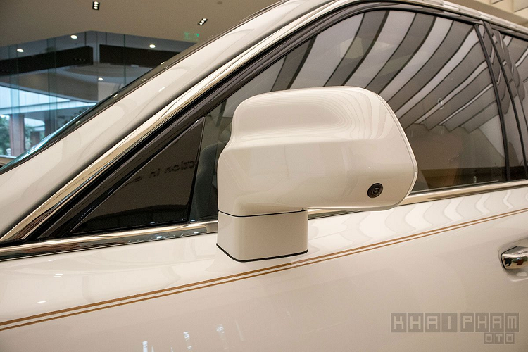 Ngoại thất của siêu SUV Rolls-Royce Cullinan là dáng vẻ bề thế khác biệt những dòng xe khác đang có mặt ở Việt Nam. Phần đầu xe vẫn là hệ thống lưới tản nhiệt mạ crom không khác nhiều so với “người anh em” Phantom, khu vực này cũng được tích hợp camera quan sát phía trước, biểu tượng Spirit of Ecstasy được chế tác thủ công cũng xuất hiện như thường lệ và có thể hạ xuống. Đèn pha của Rolls-Royce Cullinan vẫn mang phong cách thiết kế hình chữ nhật quen thuộc với hệ thống bóng LED.