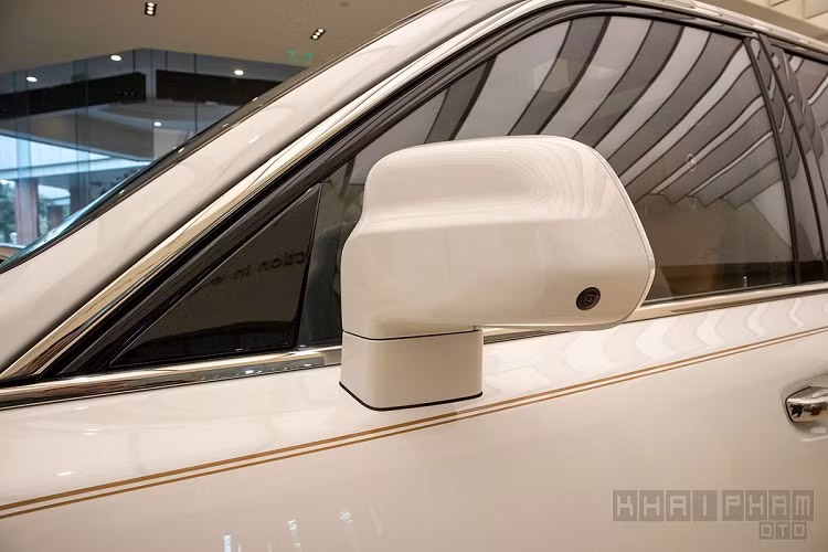 Ngoại thất của siêu SUV Rolls-Royce Cullinan là dáng vẻ bề thế khác biệt những dòng xe khác đang có mặt ở Việt Nam. Phần đầu xe vẫn là hệ thống lưới tản nhiệt mạ crom không khác nhiều so với “người anh em” Phantom, khu vực này cũng được tích hợp camera quan sát phía trước, biểu tượng Spirit of Ecstasy được chế tác thủ công cũng xuất hiện như thường lệ và có thể hạ xuống. Đèn pha của Rolls-Royce Cullinan vẫn mang phong cách thiết kế hình chữ nhật quen thuộc với hệ thống bóng LED.