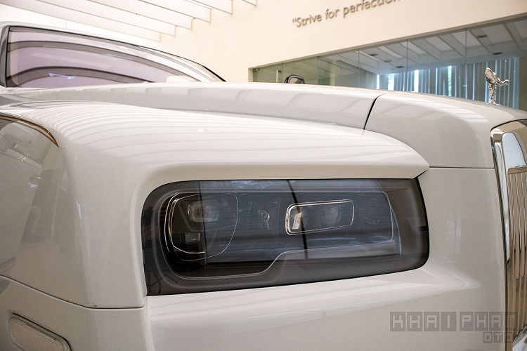 Trước đó, những đại gia chịu chơi đã chịu bỏ ra số tiền lớn để sở hữu những chiếc Rolls-Royce Cullinan nhập khẩu tư nhân, chiếc đầu tiên về nước tháng 5/2019 và hiện được độ lại. Rolls-Royce Cullinan nhập khẩu chính hãng là phiên bản cao cấp giá hơn 40 tỷ đồng, trong khi đó bản tiêu chuẩn có giá thấp hơn khoảng 10 tỷ đồng.