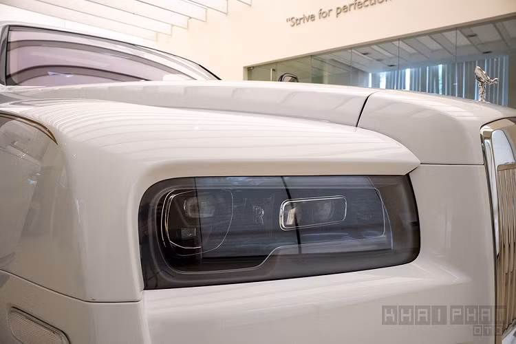 Trước đó, những đại gia chịu chơi đã chịu bỏ ra số tiền lớn để sở hữu những chiếc Rolls-Royce Cullinan nhập khẩu tư nhân, chiếc đầu tiên về nước tháng 5/2019 và hiện được độ lại. Rolls-Royce Cullinan nhập khẩu chính hãng là phiên bản cao cấp giá hơn 40 tỷ đồng, trong khi đó bản tiêu chuẩn có giá thấp hơn khoảng 10 tỷ đồng.