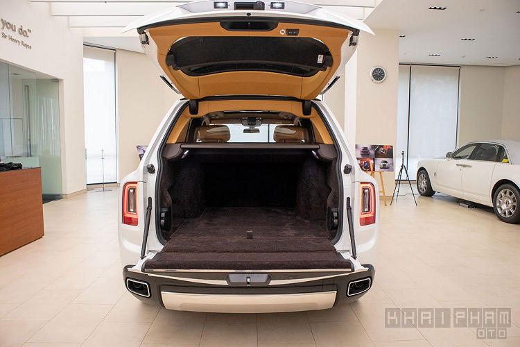 Khác với bản nhập khẩu, Rolls-Royce Cullinan chính hãng sở hữu bộ mâm hợp kim 7 chấu đơn nhưng vẫn có kích thước đến 22 inch. Đường kẻ coachline màu vàng vẫn xuất hiện bên phần thân quen thuộc, gương chiếu hậu đồng màu ngoại thất và có logo Rolls-Royce ở gần bánh xe.
