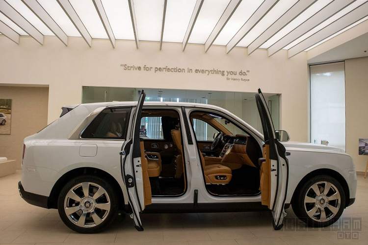 Mẫu SUV siêu sang đầu tiên về Việt Nam theo diện chính hãng sở hữu ngoại thất Trắng ngọc trai, một số chi tiết khác biệt so với phiên bản nhập khẩu tư nhân có ngoại thất tương tự. Điều này cũng hoàn toàn dễ hiểu bởi mỗi chiếc xe Rolls-Royce Cullinan sẽ được cá nhân hoá theo ý chủ nhân.