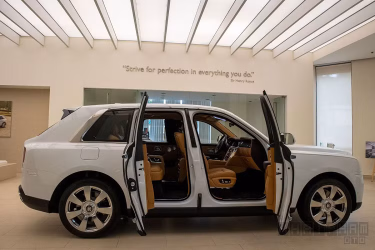 Mẫu SUV siêu sang đầu tiên về Việt Nam theo diện chính hãng sở hữu ngoại thất Trắng ngọc trai, một số chi tiết khác biệt so với phiên bản nhập khẩu tư nhân có ngoại thất tương tự. Điều này cũng hoàn toàn dễ hiểu bởi mỗi chiếc xe Rolls-Royce Cullinan sẽ được cá nhân hoá theo ý chủ nhân.