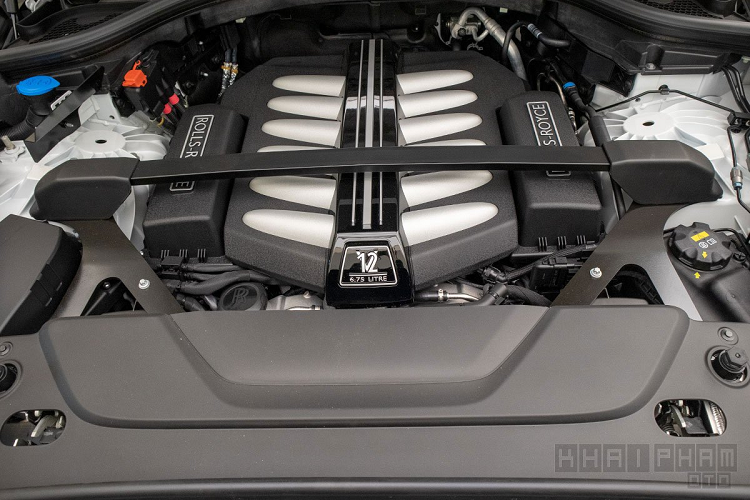 Rolls-Royce Cullinan sở hữu "trái tim'' là khối động cơ V12 - 6.75L tăng áp kép kết hợp với hộp số tự động 8 cấp cho công suất cực đại 571 mã lực và 850 Nm mô-men xoắn. Cullinan cũng là mẫu xe đầu tiên được Roll-Royce trang bị hệ dẫn động 4 bánh toàn thời gian, giảm xóc treo khí nén thông minh. 